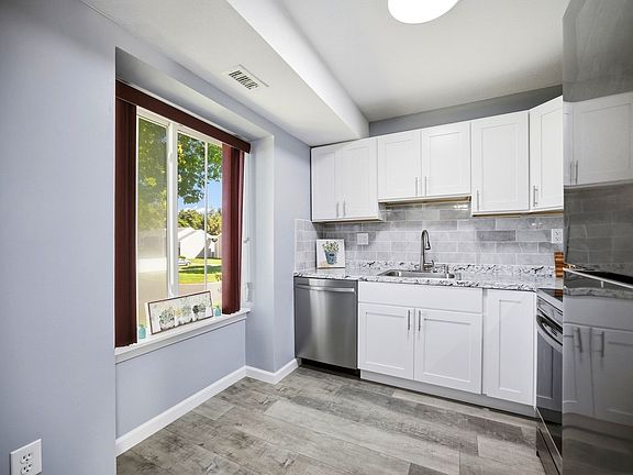 4th image of 25 Nassau Dr #25