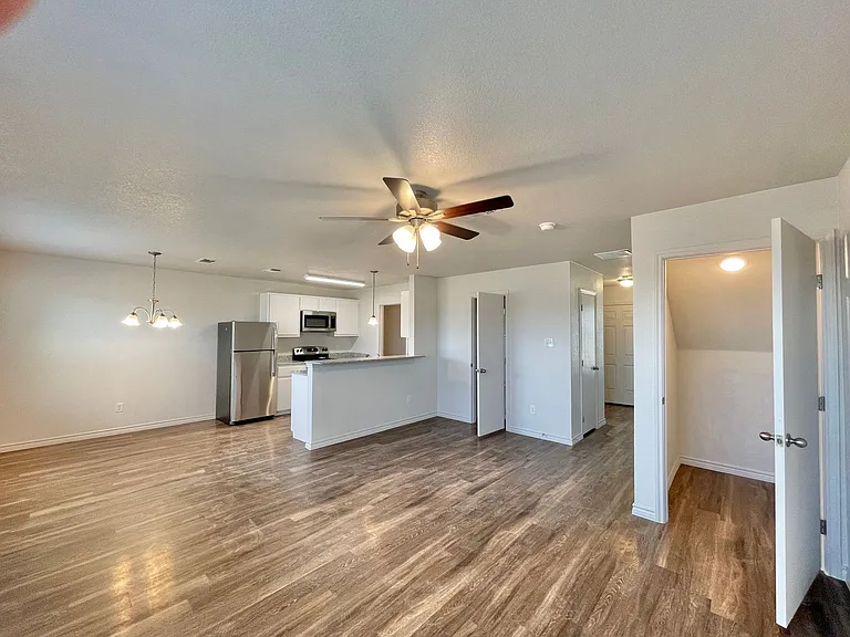 1708 Castroville Trl — Photo 5