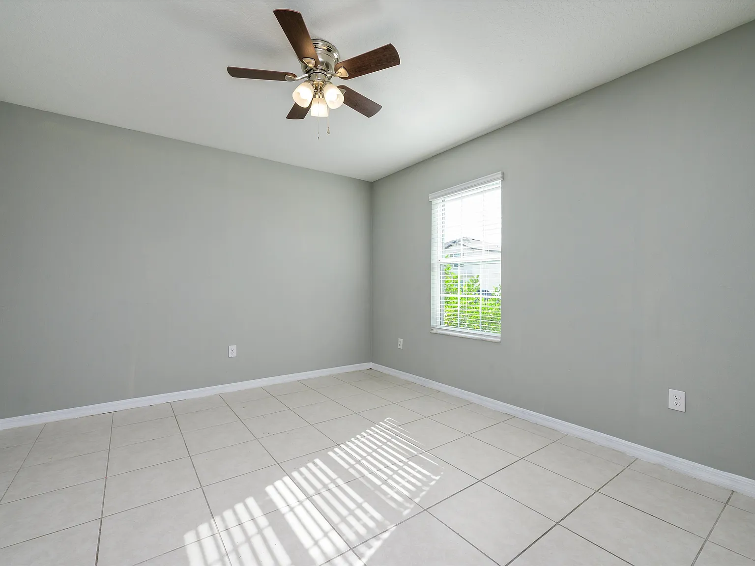 5 bed, 2.5 bath, 2896 sqft, $2,849 — Photo 3