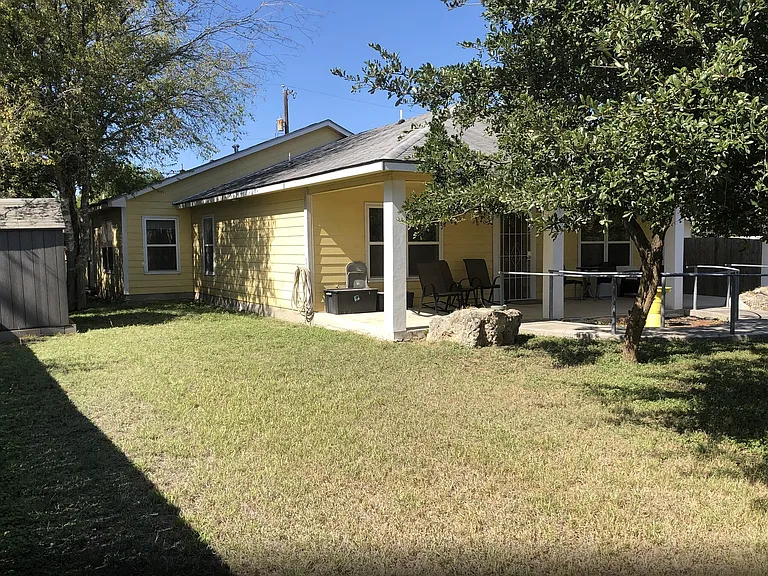 2522 Holly Hill Dr — Photo 2