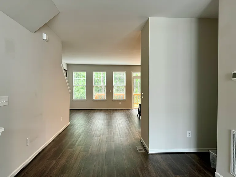 1025 Lathrop Ln — Photo 8