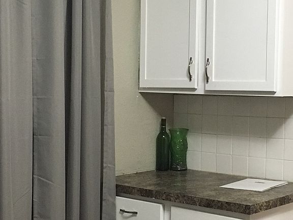 5th image of 1323 Emerald Ave NE