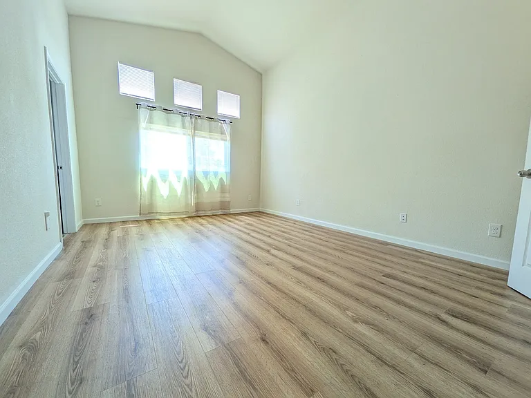 585 Hildale Cir — Photo 17