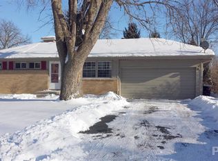 40 Longwood Dr, Canton, IL 61520