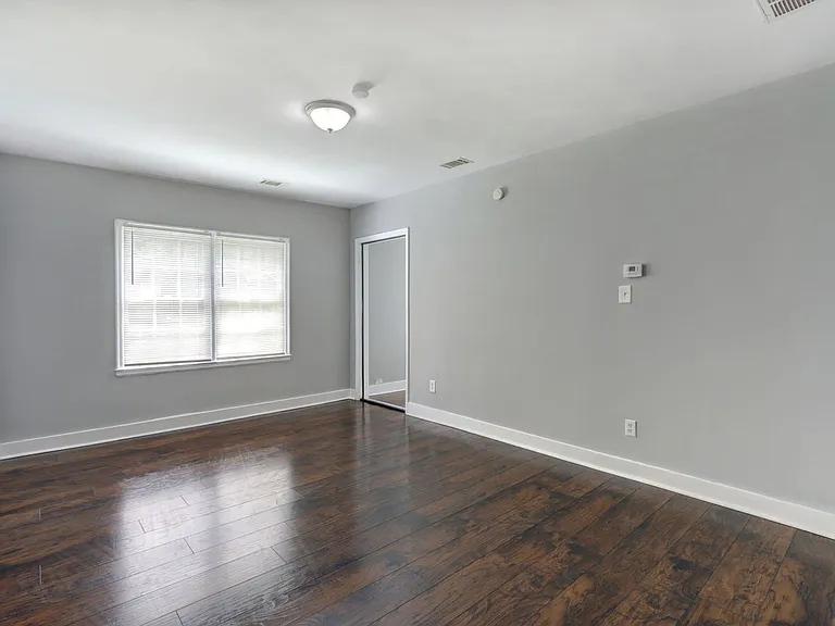 1814 E 39th St — Photo 2