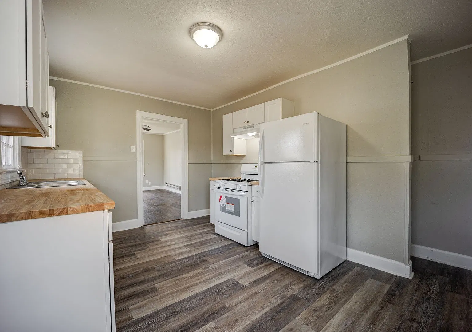 Freshly Updated 2 Bedroom House — Photo 2
