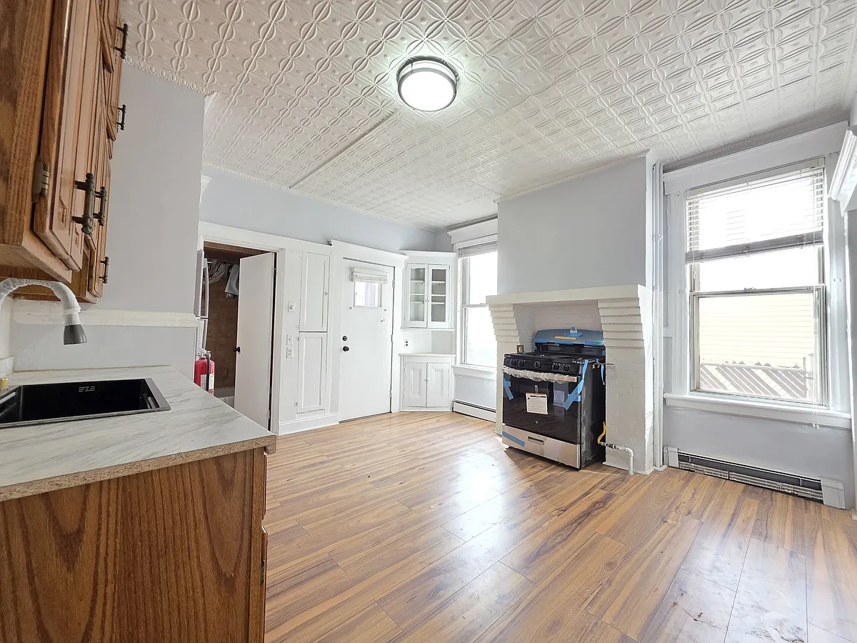 Building Photo - 8 Lincoln Ave #1