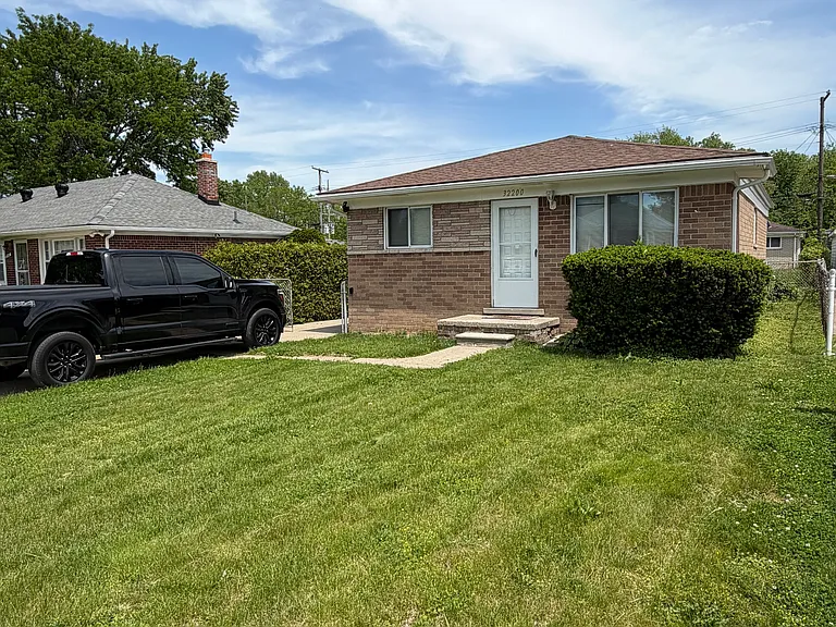 32200 Linderman Ave — Photo 12
