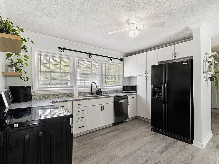 5614 Athens Ln — Photo 3
