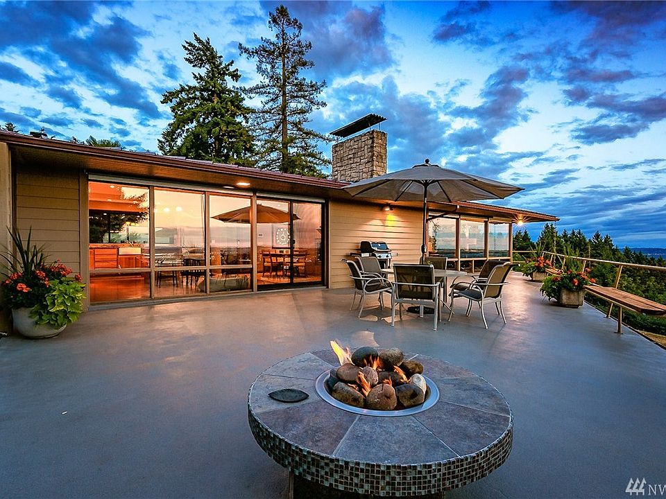 Magnificent custom residence in Fife Heights with sweeping views of downtown Tacoma, Port of Tacoma and Puget Sound.