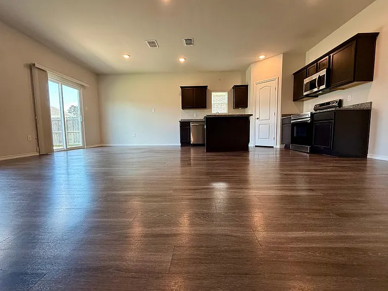 1404 Monterey Dr — Photo 6