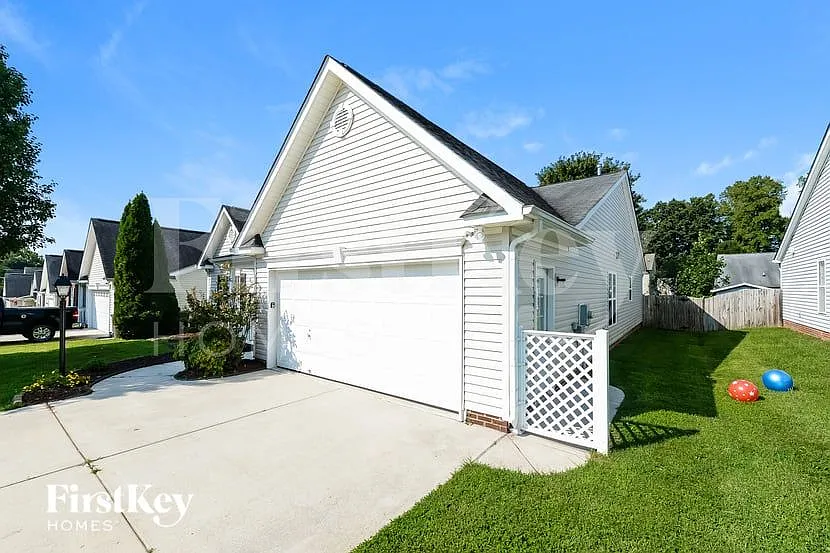3 bed, 2.0 bath, 1819 sqft, $2,350 — Photo 2