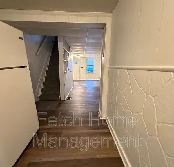 214 W Strawberry St — Photo 3