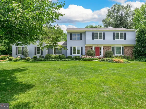 228 Carriage Hill Dr, Moorestown, NJ 08057