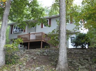 24 Lake Dr, Nitro, WV 25143
