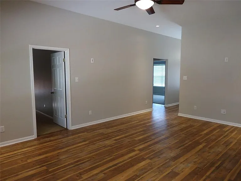 1404 Peachtree Valley Dr — Photo 7