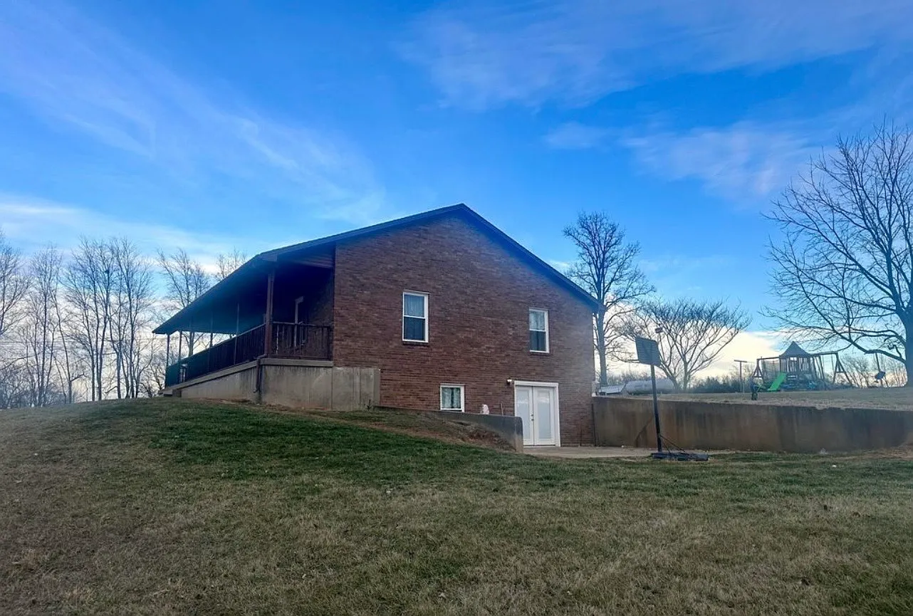 3 bed, 2364 sqft, $2,500 — Photo 4