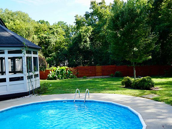 Large private fully fenced back yard