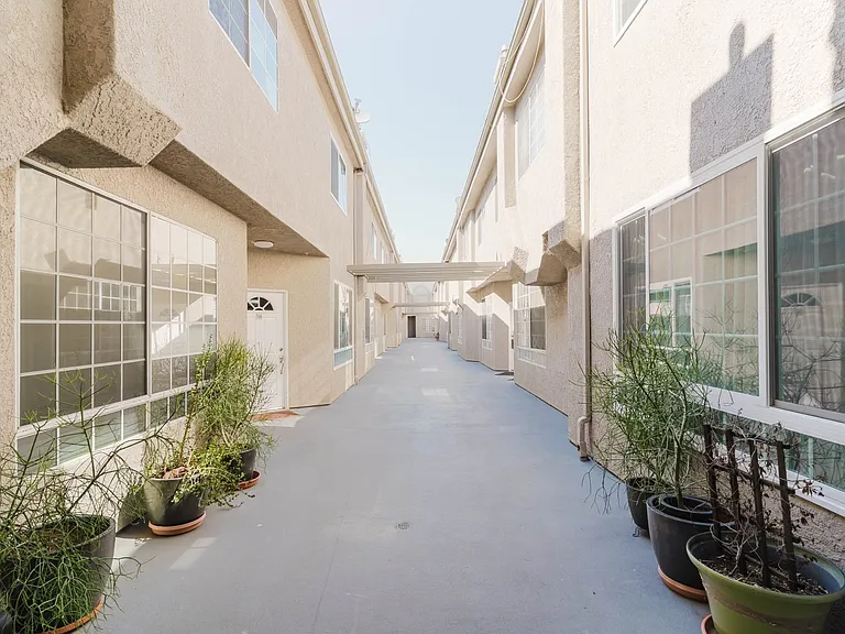 18347 Saticoy St #26 — Photo 3