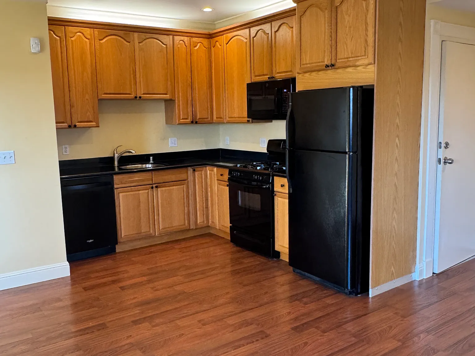2 bed, 870 sqft, $2,450 — Photo 3