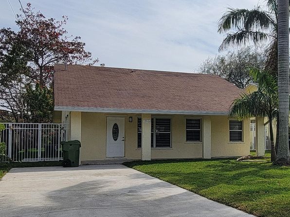1916 SW 28th Way