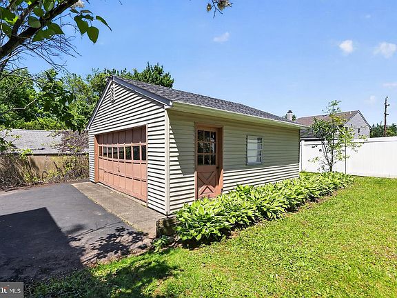3rd image of 325 Manor Rd