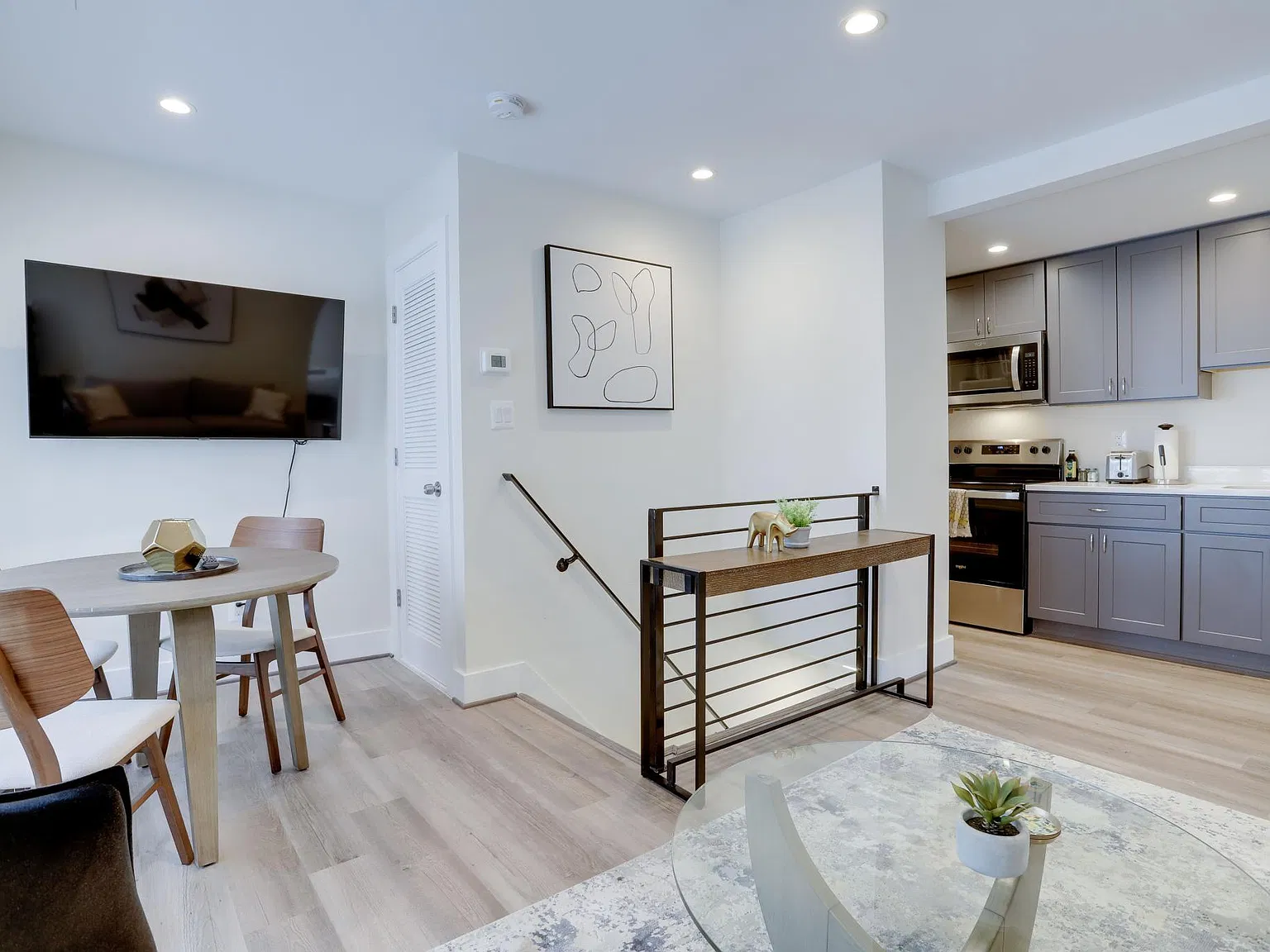 2 bed, $5,000 — Photo 4