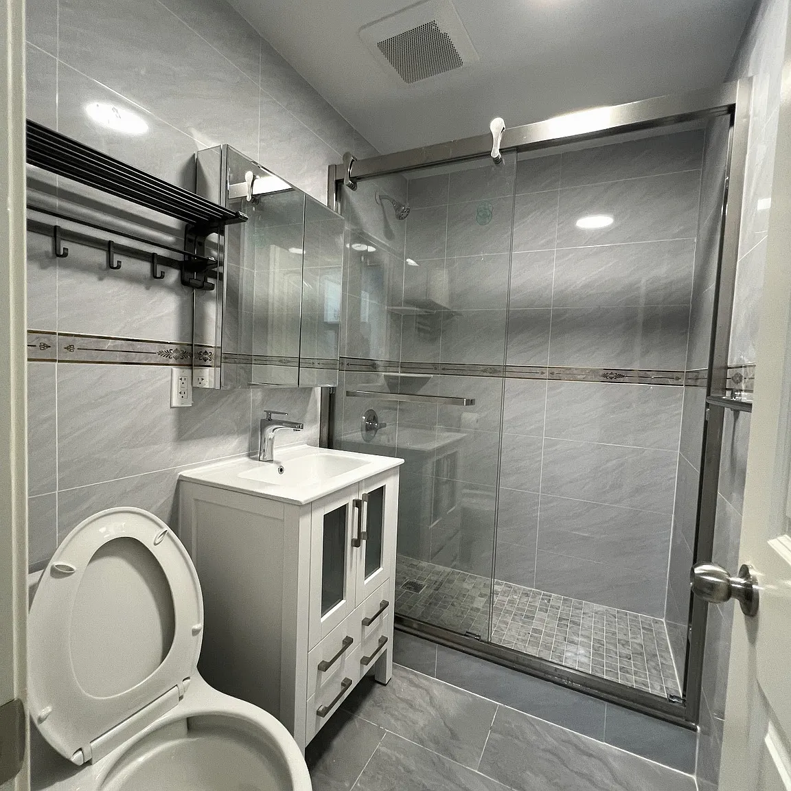 3 bed, 1050 sqft, $3,000 — Photo 2