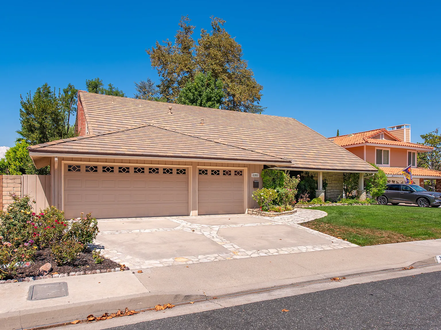 5 bed, 2512 sqft, $6,500 — Photo 2