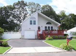 36 Presford Dr, Shirley, NY 11967