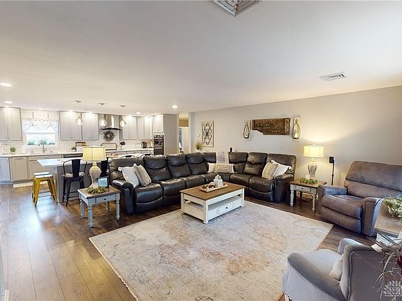 3rd image of 251 Dogwood Dr