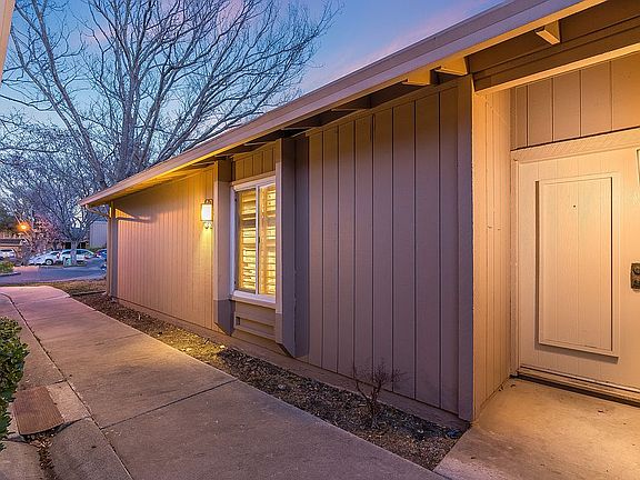 4th image of 22866 Poplar Grove Sq