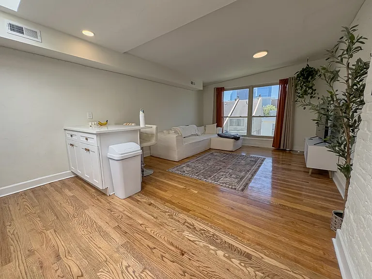 1934 Green St #3 — Photo 8