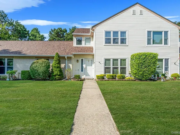 8 Crescent Circle, Holbrook, NY 11741