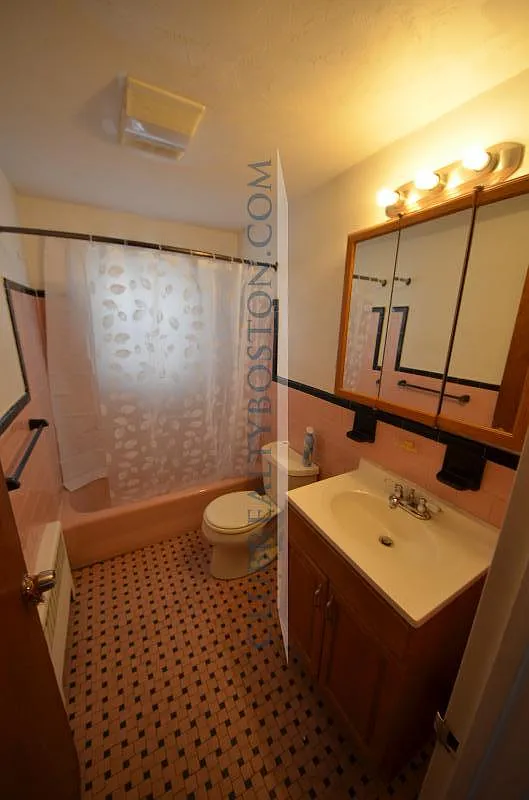 3 bed, 1.0 bath, 1300 sqft, $3,750 — Photo 3