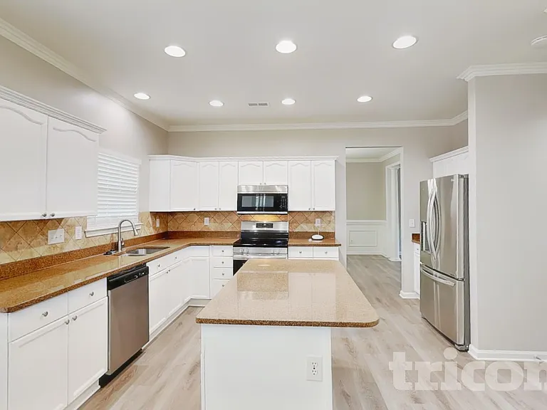 1002 Hollingdale Ct — Photo 5
