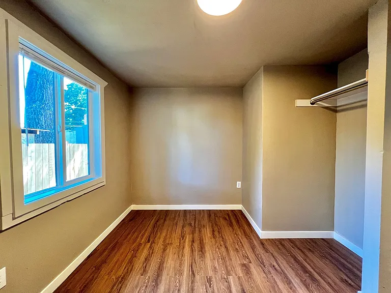 921 S 11th Ave — Photo 10