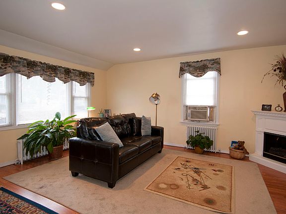 3rd image of 120 Ferndale Blvd