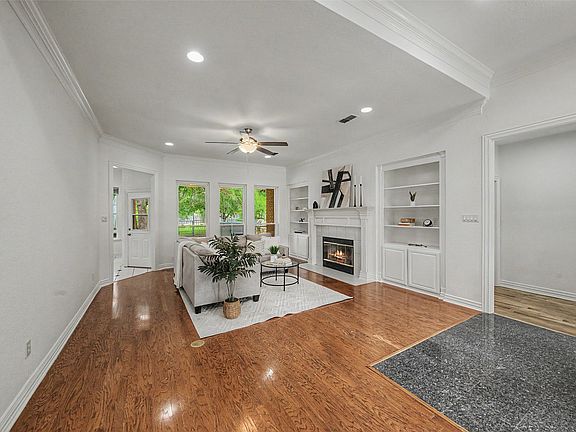 5th image of 1304 Greenview Dr