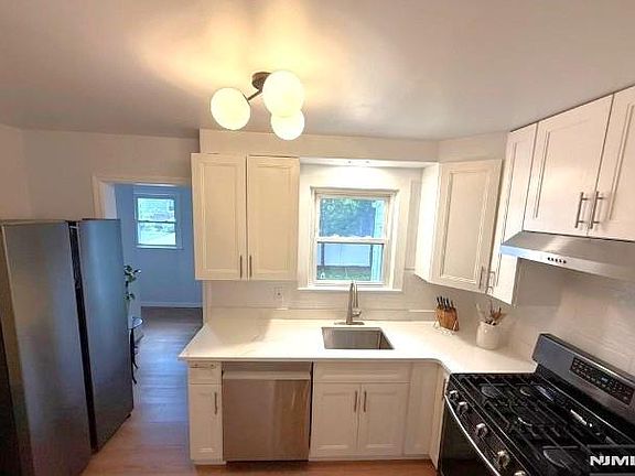 5th image of 772 Stelton St