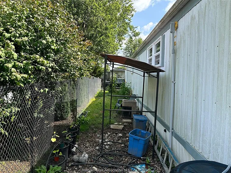 104 Essex Ct — Photo 8