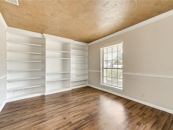 5th image of 304 Doral Pl