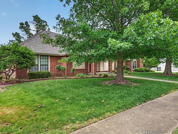 4th image of 3116 Camelot Dr