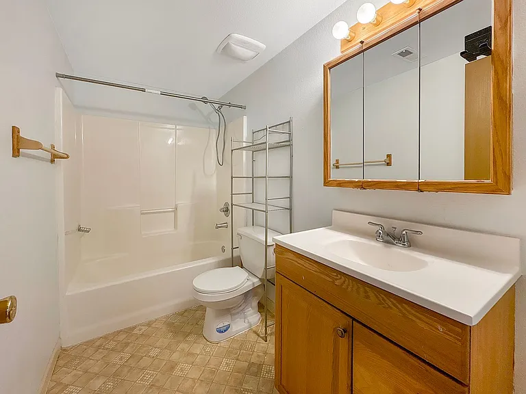711 Clark Street Duplex — Photo 28