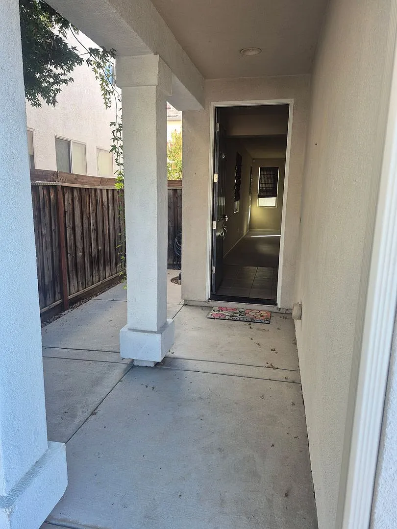 Updated 4 Bedroom Home — Photo 2