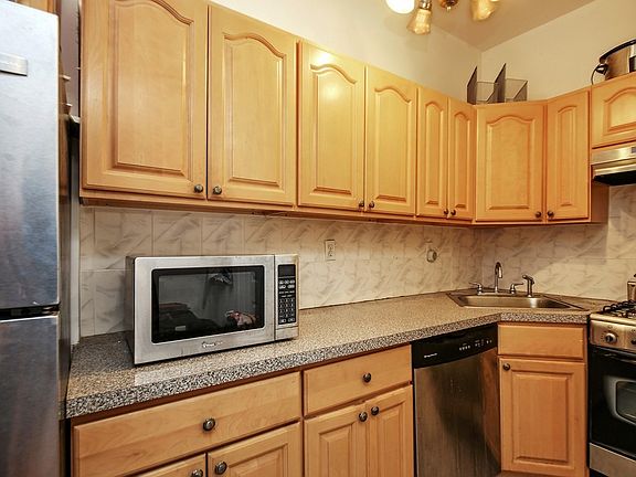 3rd image of 103 W 74th St APT 2R