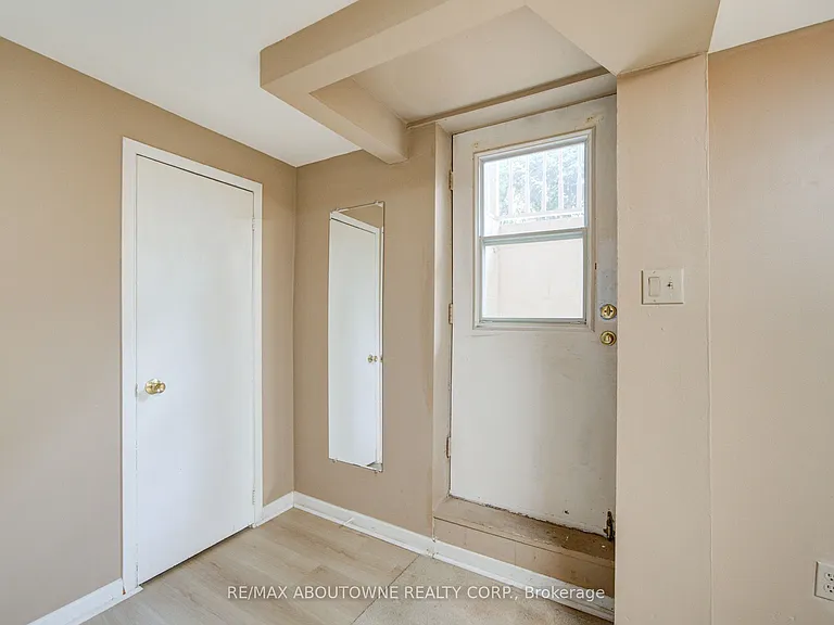 1156 Old Colony Rd #LOWER — Photo 4