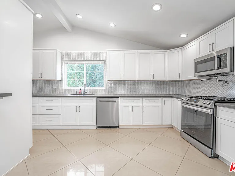 20746 Clarendon St — Photo 13