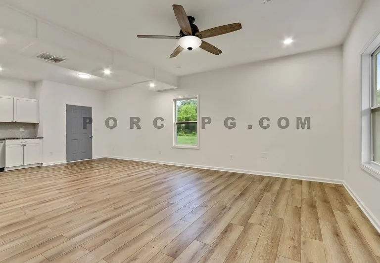 105 W Callahan St — Photo 4