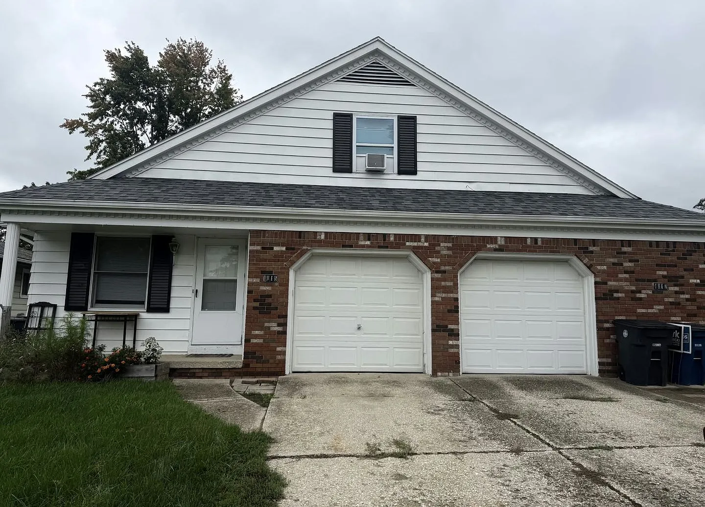 Spacious and quiet Duplex in Great BG Location — Photo 1